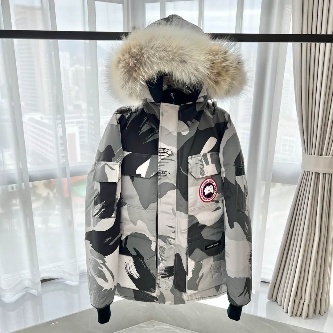 P800 Canada Goose "Canada Goose"🇨🇦 Beichen White / 08 Expedition Parka 4660M Product color: black, off-white, red, sand pink, sky blue, graphite gray, Beichen white, navy blue, sky blue, gray camouflage gray black label Product size: XS, S, M, L, XL, XXL The Expedition was originally a parka designed for scientists at the McMurdo Research Station in Antarctica. Whether your next journey takes you into the frozen urban jungle or across uncharted ice fields, wear Canada Goose's Expedition Parka and get proven results year after year in Antarctica by the National Science Foundation's Center for Polar Research.  Material list: 1⃣ Uses Y-shaped Velcro imported from Taiwan (exclusive in the market) 2⃣ Uses 18-count polyester-cotton blended fabric imported from South Korea (authentic synchronized fabric) 3⃣ National standard 80% white duck down, (zp uses 80% white duck down/90% of all boasts are fake) 4⃣ Western Canadian coyote hair (non-market dyed fox hair filled with wolf hair) Material analysis characteristics: 1⃣ The original/polyester-cotton fabric has a high polyester fiber content, and the polyester-cotton fabric has high heat and light resistance and good stability. It has bright colors, high fiber strength, durability, light resistance, heat resistance, and straightness. 2⃣ As we all know, the original version uses 80% white duck down. The fill power refers to the cubic inches of volume occupied by each ounce (30 grams) of down under certain conditions. If one ounce of down occupies 500 cubic inches, the fill power of the down is 500. So we can simply understand it as: fill power is the volume of down, and the volume of down is fill power. The higher the fill power of down, it means that under the same filling amount, down can fix a larger volume of air layer to keep warm and insulate, so the warmth retention of down is better. 3⃣ Western Canadian coyote hair, "large range of selected neck hair" is soft and fluffy, each wolf hair is 60-63 long / 14-16 wide at the peak, this width + preferred parts. It is basically unmatched by the same industry